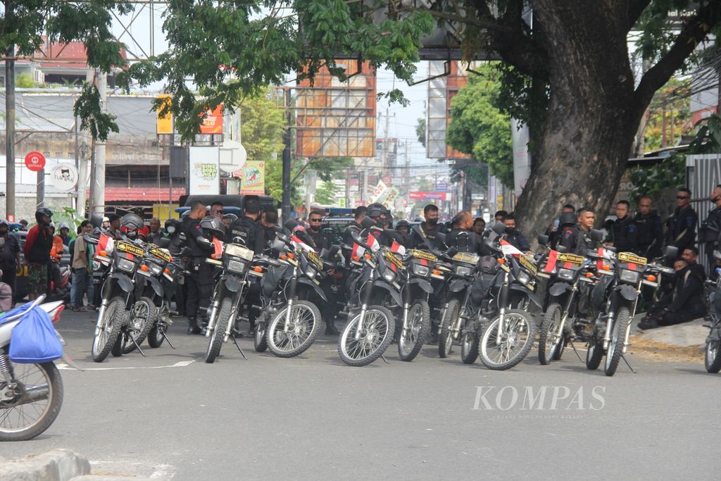 Polisi berjaga di wilayah Babarsari, Kabupaten Sleman, Daerah Istimewa Yogyakarta, Senin (4/7/2022) siang. Pada hari itu, sekelompok orang merusak sejumlah ruko dan membakar beberapa sepeda motor di Babarsari.