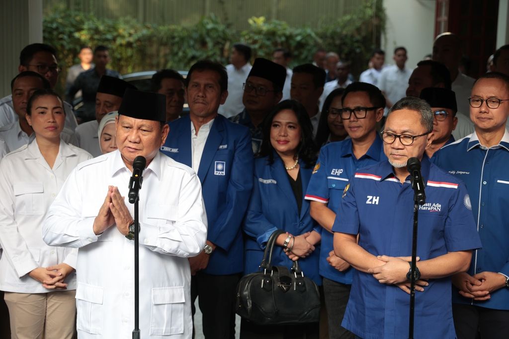 Ketua Umum Partai Gerindra Prabowo Subianto (kiri) menggelar konferensi pers setelah menerima kunjungan Ketua Umum Partai Amanat Nasional (PAN) Zulkifli Hasan (kanan) di kediaman Prabowo Jalan Kertanegara, Jakarta, Sabtu (8/3/2023). 