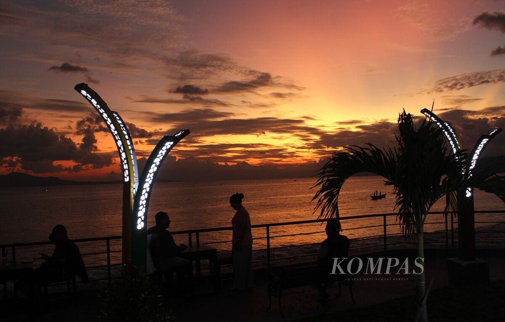Suasana sore di Pantai Kota Raja, Kabupaten Ende, Pulau Flores, Nusa Tenggara Timur, Senin (20/6/2022).