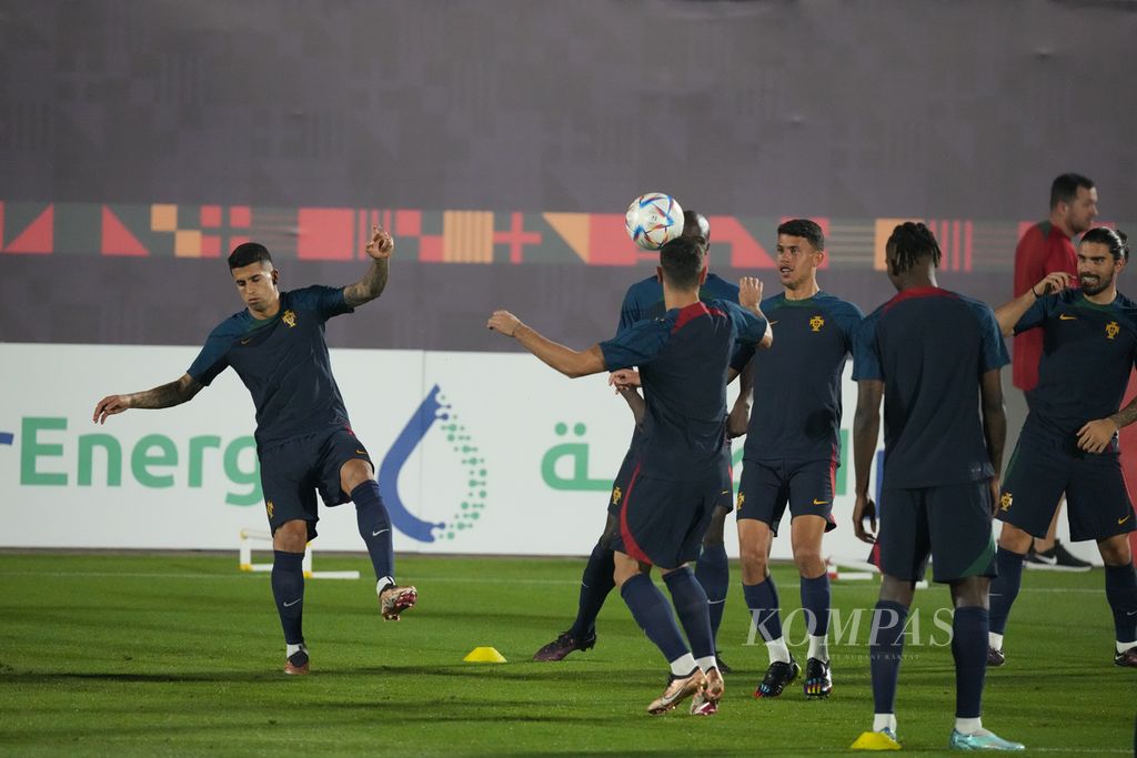 Para pemain Portugal berlatih di Shahaniya Sports Club, Qatar, Rabu (23/11/2022), dalam rangka persiapan menghadapi Ghana pada penyisihan Grup H Piala Dunia Qatar 2022. 