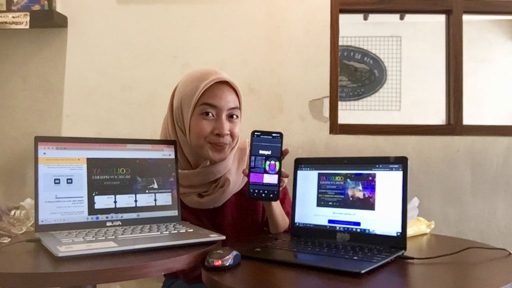 Niken Nurcahyani (24), warga Jakarta, sedang menunjukkan peralatan untuk berburu tiket Coldplay pada Rabu (17/5/2023).  