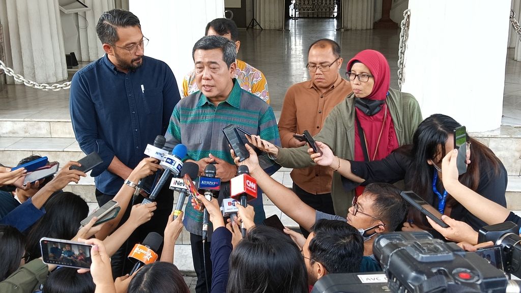 Pelaksana Tugas Kepala Badan Layanan Umum Museum dan Cagar Budaya (BLU MCB) Ahmad Mahendra, saat memberikan keterangan pers kepada awak media di teras Gedung A Museum Nasional Indonesia, Minggu (71/9/2023.