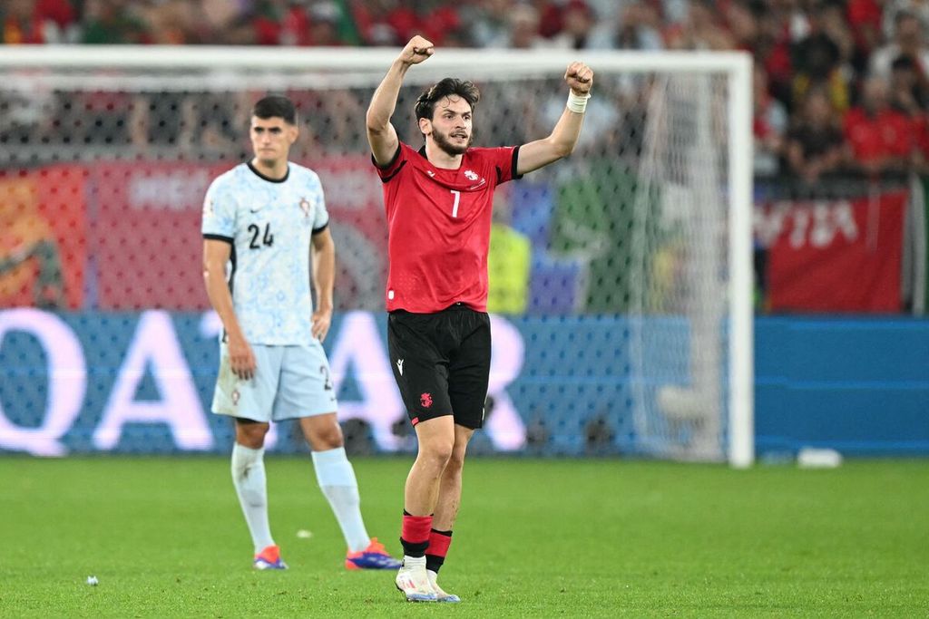 Penyerang Georgia, Khvicha Kvaratskhelia, merayakan gol kedua timnya saat laga terakhir Grup F Piala Eropa 2024 melawan Portugal, Kamis (27/6/2024) dini hari WIB, di Stadion AufSchalke Arena, Gelsenkirchen.