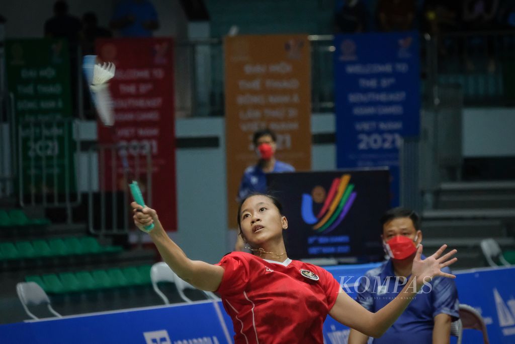 Tunggal kedua Indonesia, Putri Kusuma Wardani, menaklukkan pemain berpengalaman tuan rumah, Vu Thi Trang, 21-19, 16-21, 21-15, dalam laga ketiga semifinal beregu SEA Games Vietnam 2021 di Bac Giang Gymnasium, Selasa (17/5/2022).
