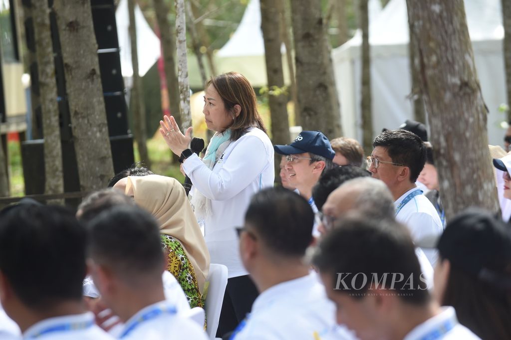 Anne Patricia Sutanto bertanya kepada Presiden Joko Widodo saat mengikuti acara dialog Kompas100 CEO Forum Powered by PLN di kawasan glamping Ibu Kota Nusantara (IKN) di Penajam Paser Paser Utara, Kalimantan Timur, Kamis (2/11/2023). 
