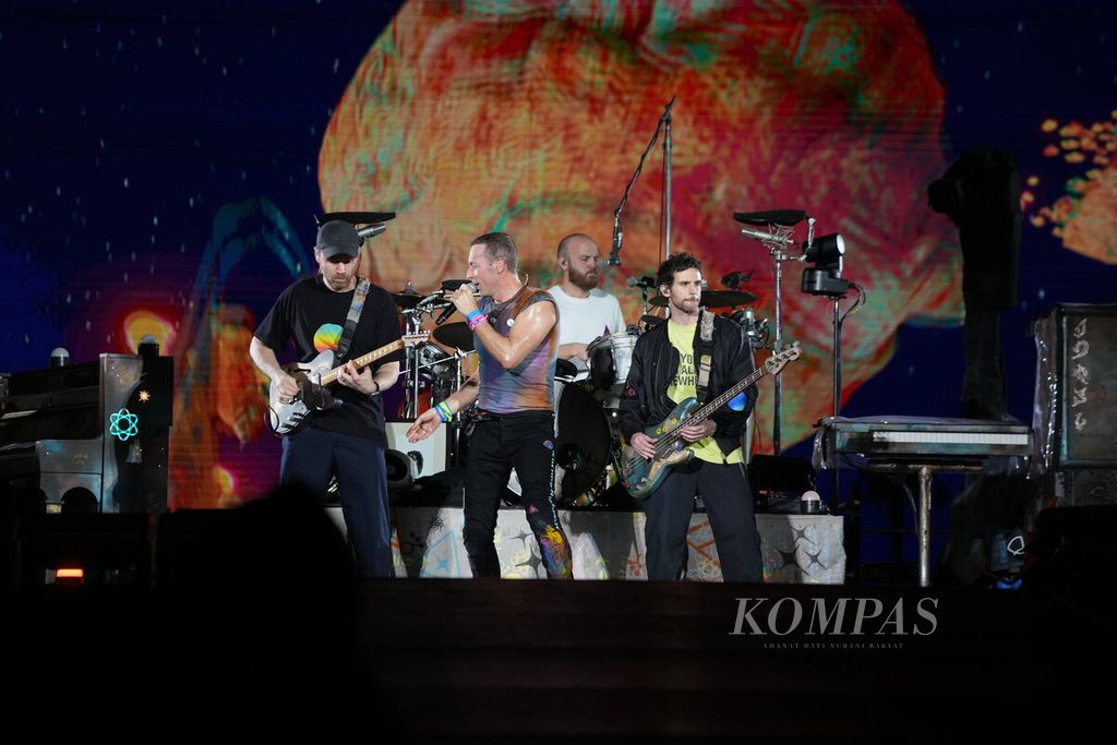  Grup band Coldplay menggelar konser bertajuk Coldplay Music of the Spheres World Tour di Stadion Utama Gelora Bung Karno, Jakarta, Rabu (15/11/2023). 