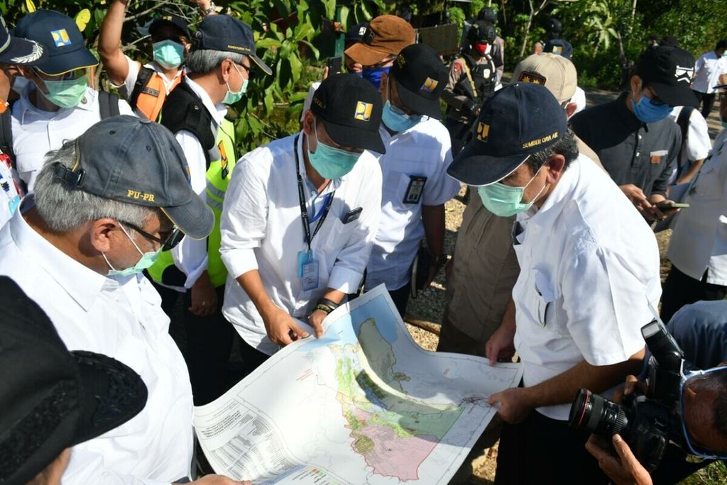 Menteri PUPR Basuki Hadimuljono melihat peta lokasi pembangunan proyek <i>food estate </i>di Desa Dadahup, Kabupaten Kapuas, Kalteng, Jumat (13/6/2020).