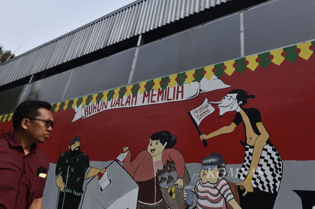 Mural bertemakan pemilu dengan pesan untuk menjaga pemilu damai menghiasi jalur pedestrian di kawasan Kebon Jeruk, Jakarta Barat, Senin (2/10/2023).