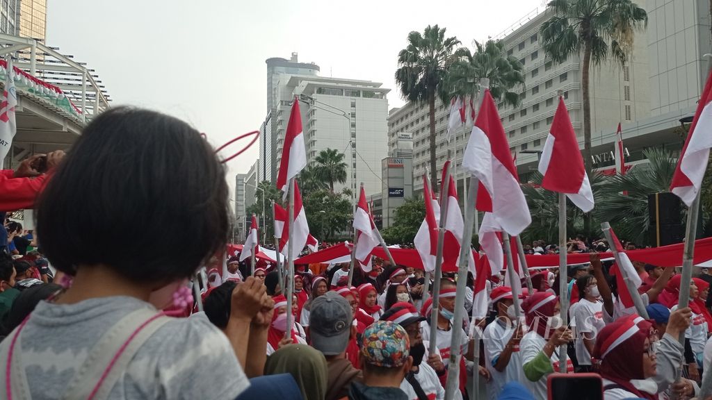 Suasana Kirab Merah Putih untuk menciptakan kesatuan Indonesia yang harmoni di Bundaran Hotel Indonesia, Jakarta, Minggu (28/8/2022).