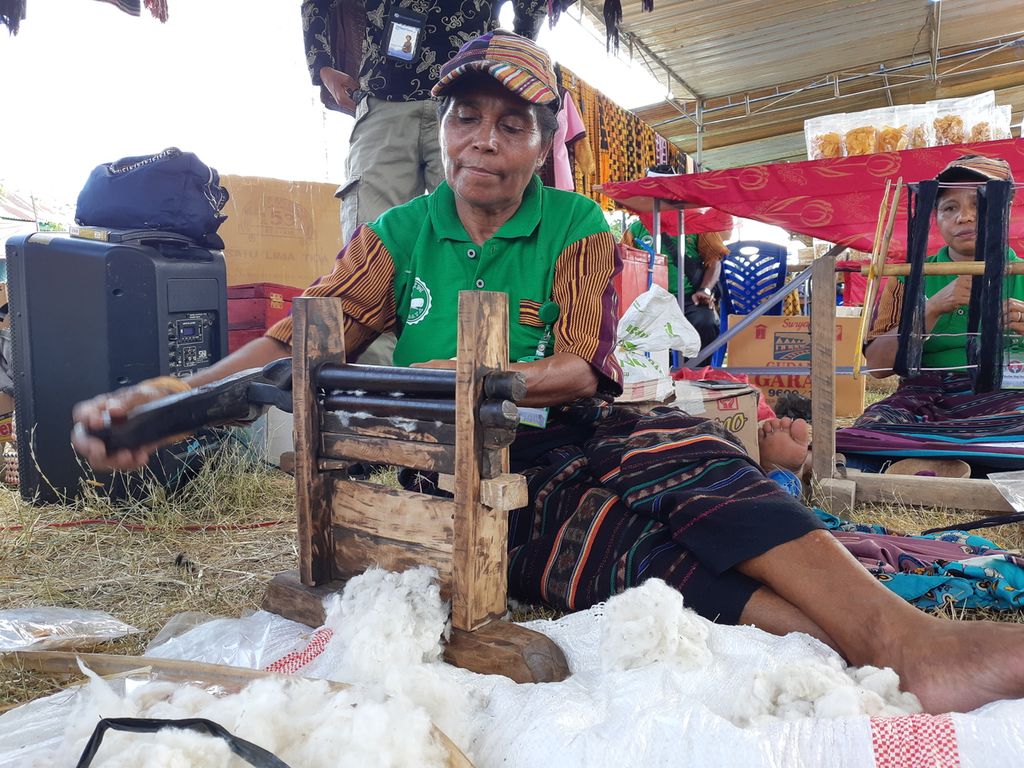 Proses pemintalan kapas menjadi benang dalam pameran pesta rakyat dalam rangka KTT ASEAN ke-42 di Labuan Bajo, Kabupaten Manggarai Barat, Nusa Tenggara Timur pada Minggu (7/5/2023). Proses ini dilakukan oleh penenun dari Kabupaten Lembata.