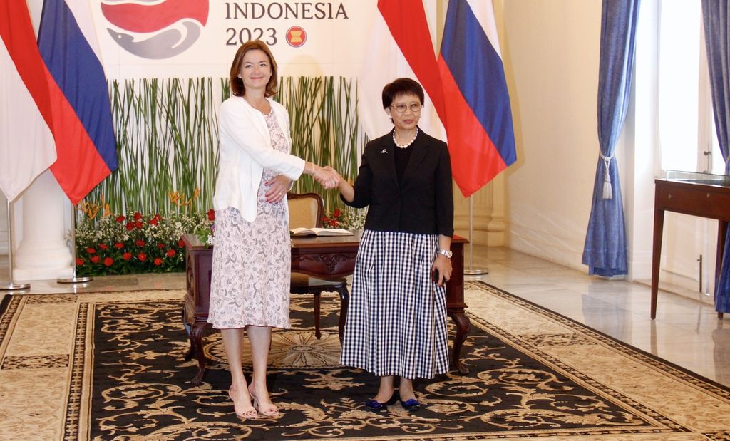 Menteri Luar Negeri RI Retno LP Marsudi menyambut Menteri Luar Negeri Slovenia Tanja Fajon, Rabu (24/5/2023), di Jakarta. Tahun ini, Indonesia dan Slovenia memperingati 31 tahun hubungan bilateral. 