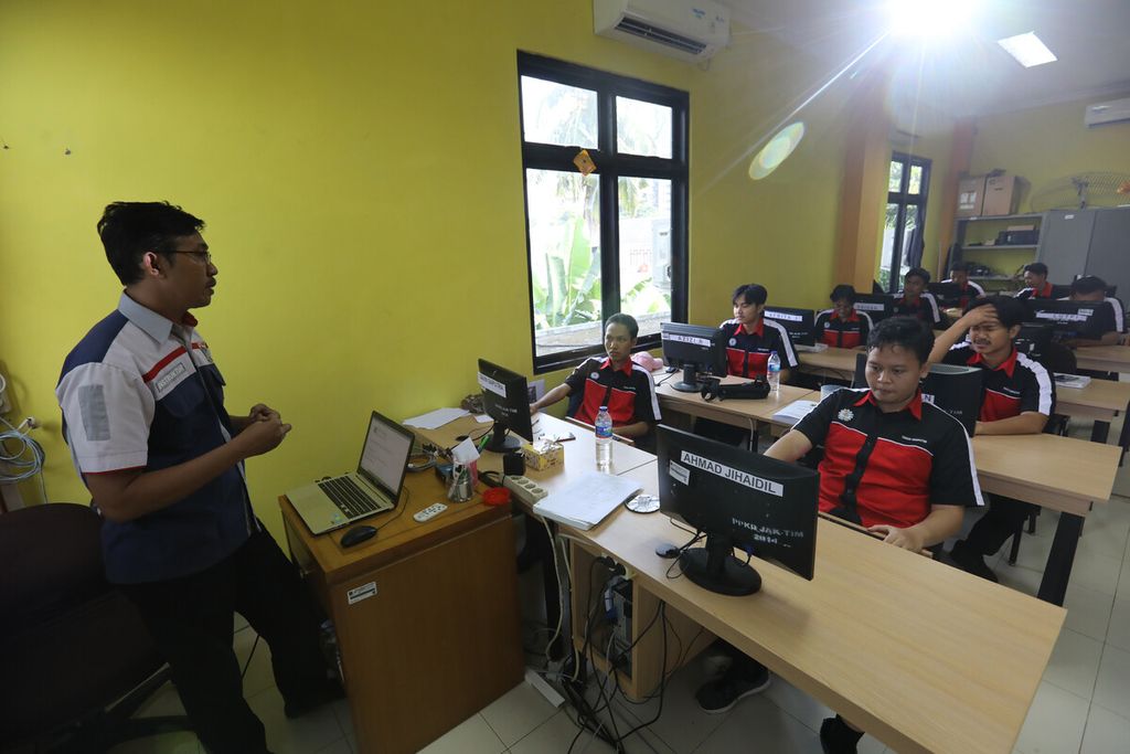 Peserta mengikuti kegiatan pelatihan Teknik Pemeliharaan dan Perbaikan Komputer di Pusat Pelatihan Kerja Daerah Jakarta Timur, Duren Sawit, Senin (13/3/2023).