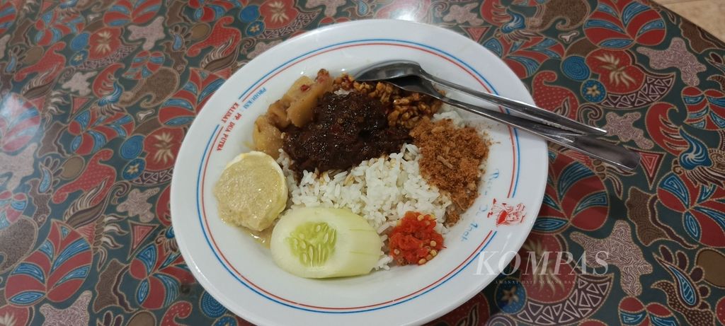 Nasi langgi khas Depot Jawa Timur di Jember. Foto diambil pada Jumat (4/8/2023). Di sini salah satu makanan favoritnya adalah nasi langgi, yaitu semacam nasi campur dengan lauk telur asin siram kuah santan, sambal goreng tempe, daging, dan serundeng.