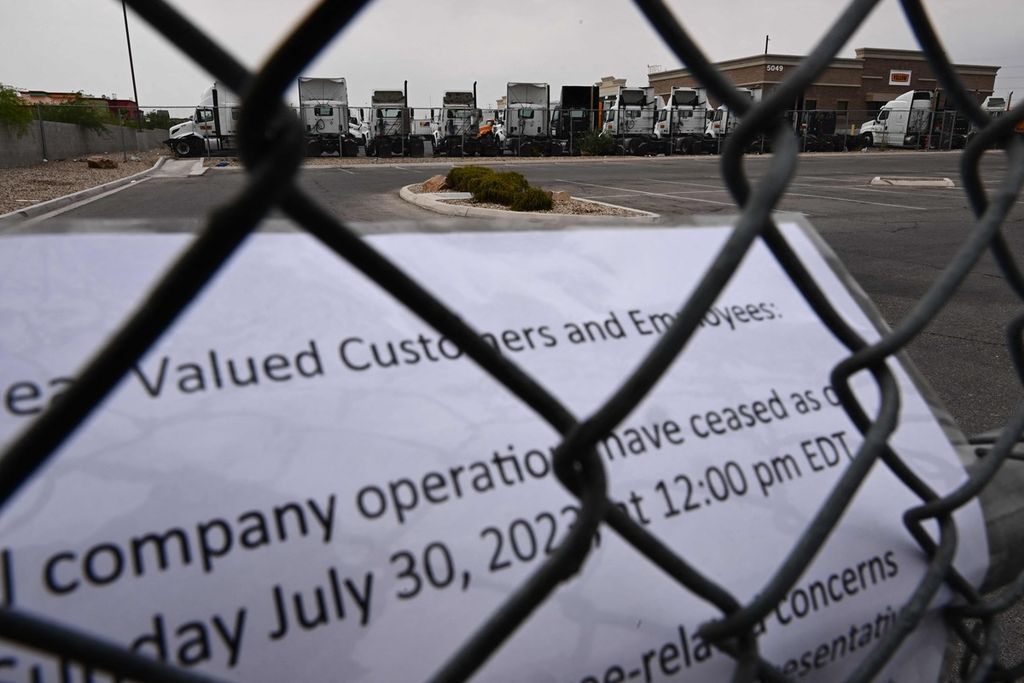 Pengumuman bagi pelanggan dan karyawan serikat pekerja terpajang di fasilitas Yellow Corp di Las Vegas, Nevada, AS, 31 Juli 2023, yang menginformasikan bahwa fasilitas itu ditutup setelah perusahaan pengangkutan truk itu menghentikan seluruh operasinya. 