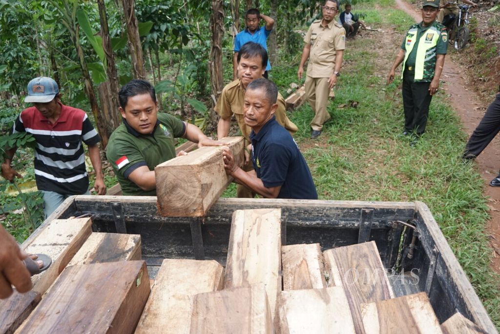 Petugas KPH Batutegi, Kabupaten Tanggamus, Lampung, bersama aparat Polsek Pulau Panggung dan Koramil 424-08 Pulau Panggung menyita 44 kayu sonokeling pada 28 Januari 2019.
