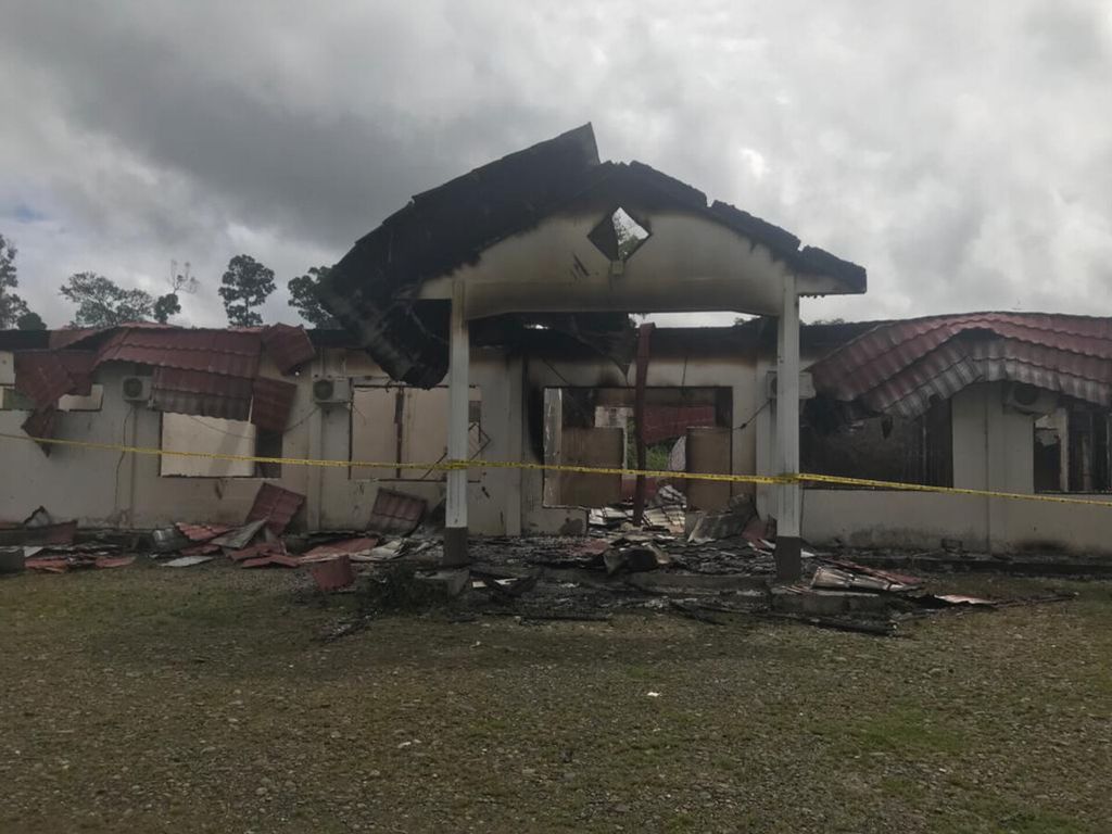 Tampak puing-puing bangunan Kantor Komisi Pemilihan Umum Kabupaten Yahukimo, Papua Pegunungan, yang terbakar pada Minggu (6/8/2023). Kepolisian Resor Yahukimo masih menyelidiki penyebab peristiwa ini.
