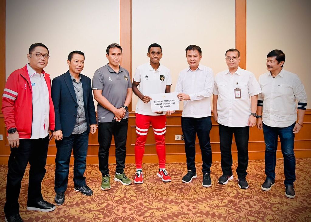 Deputi Bidang Protokol, Pers, dan Media Sekretariat Presiden Bey Machmudin saat menyerahkan bonus Rp 1 miliar yang diberikan Presiden Joko Widodo kepada tim sepak bola U-16 di Hotel Sultan, Jakarta, Kamis (18/8/2022).
