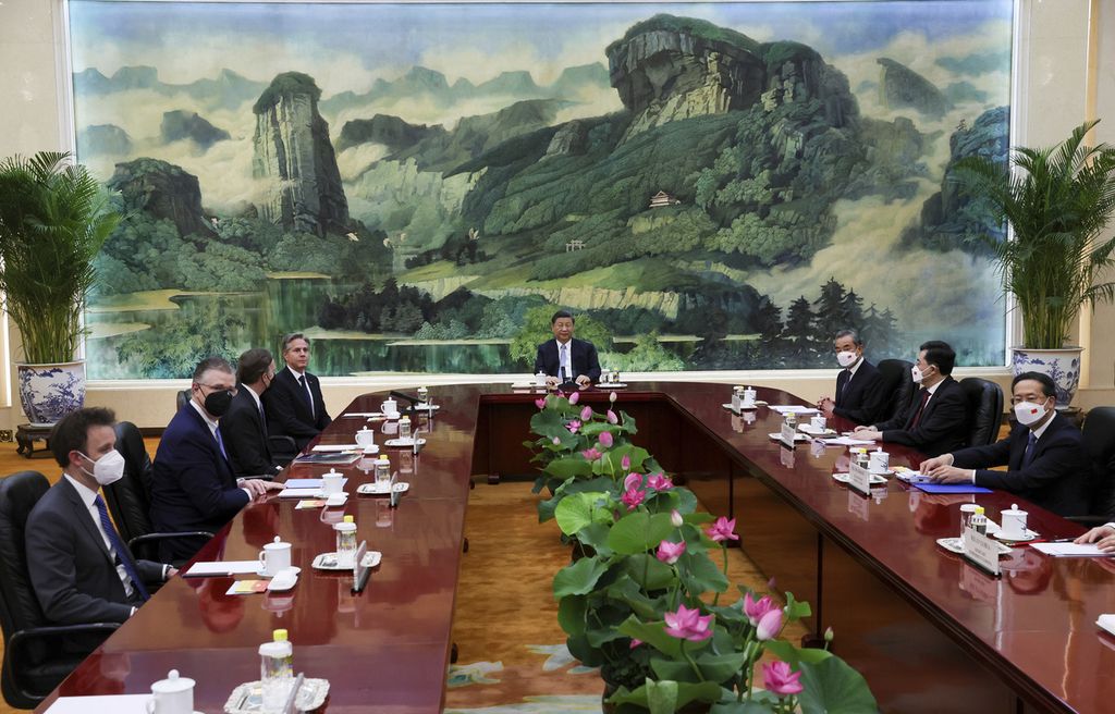 Menteri Luar Negeri Amerika Serikat Antony Blinken (ujung kiri atas) memimpin delegasi AS bertemu dengan Presiden China Xi Jinping (tengah) , Senin (19/6/2023). Xi menekankan bahwa China menghormati AS sebagai sebuah negara besar dan seharusnya AS juga berbuat serupa terhadap China.