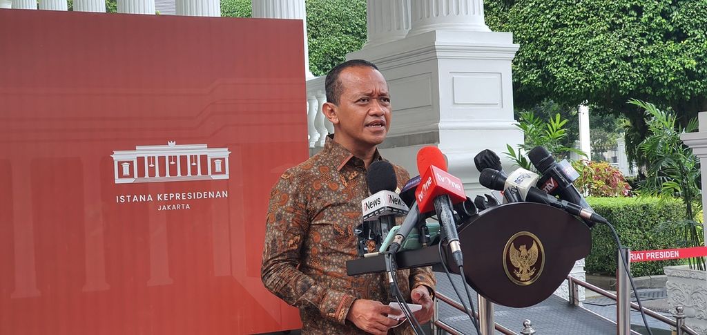 Menteri Investasi Bahlil Lahadalia memberikan keterangan seusai mengikuti rapat tertutup yang dipimpin Presiden Joko Widodo terkait pengembangan ekosistem kendaraan listrik, Jumat (13/1/2023).