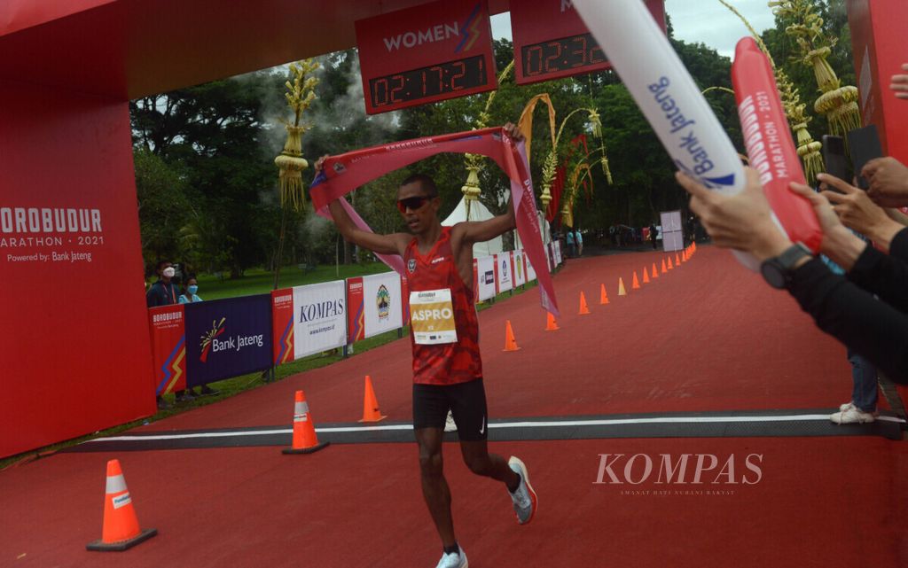 Agus Prayogo meraih juara I putra di ajang Borobudur Marathon 2021 powered by Bank Jateng di Taman Lumbini, Kompleks Taman Wisata Candi Borobudur, Magelang, Sabtu 27/11/2021).