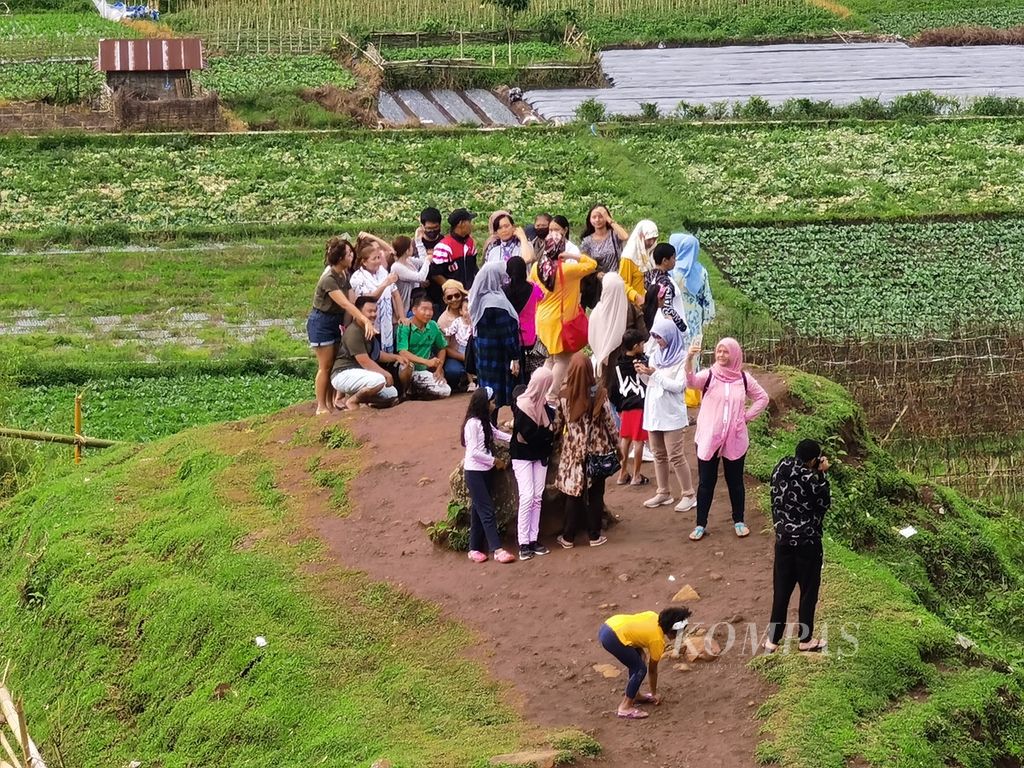 Wisatawan berfoto bersama tanpa menjaga jarak di kawasan Bukit Selong, Sembalun, Lombok Timur, Nusa Tenggara Barat, Kamis (31/12/2020). 
