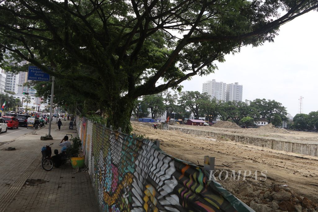 Proyek penggalian hamparan Lapangan Merdeka terus berjalan untuk membangun ruangan bawah tanah, di Medan, Sumatera Utara, Senin (3/7/2023). 