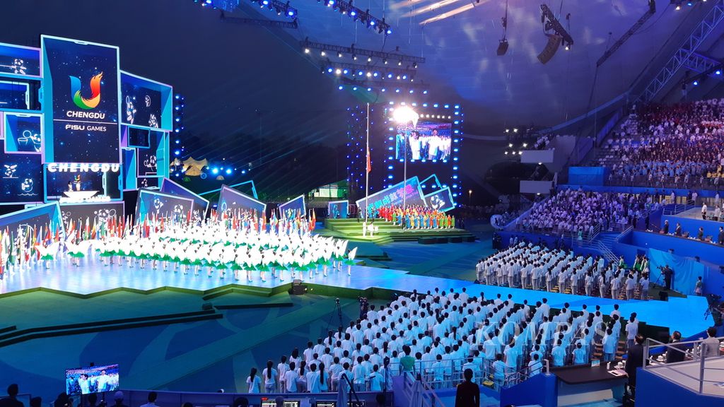 Bendera negara peserta ditampilkan di panggung penutupan pekan olahraga mahasiswa sedunia atau Universiade Chengdu, China, Selasa (8/8/2023). Acara berlangsung di Chengdu Open Air Music Park.