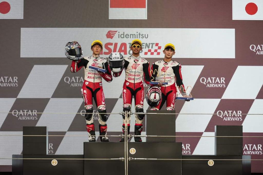 Indonesian rider, Veda Ega Pratama (center), clinched his ninth victory in the Idemitsu Asia Talent Cup race in Qatar's Lusail Circuit on Sunday (19/11/2023).