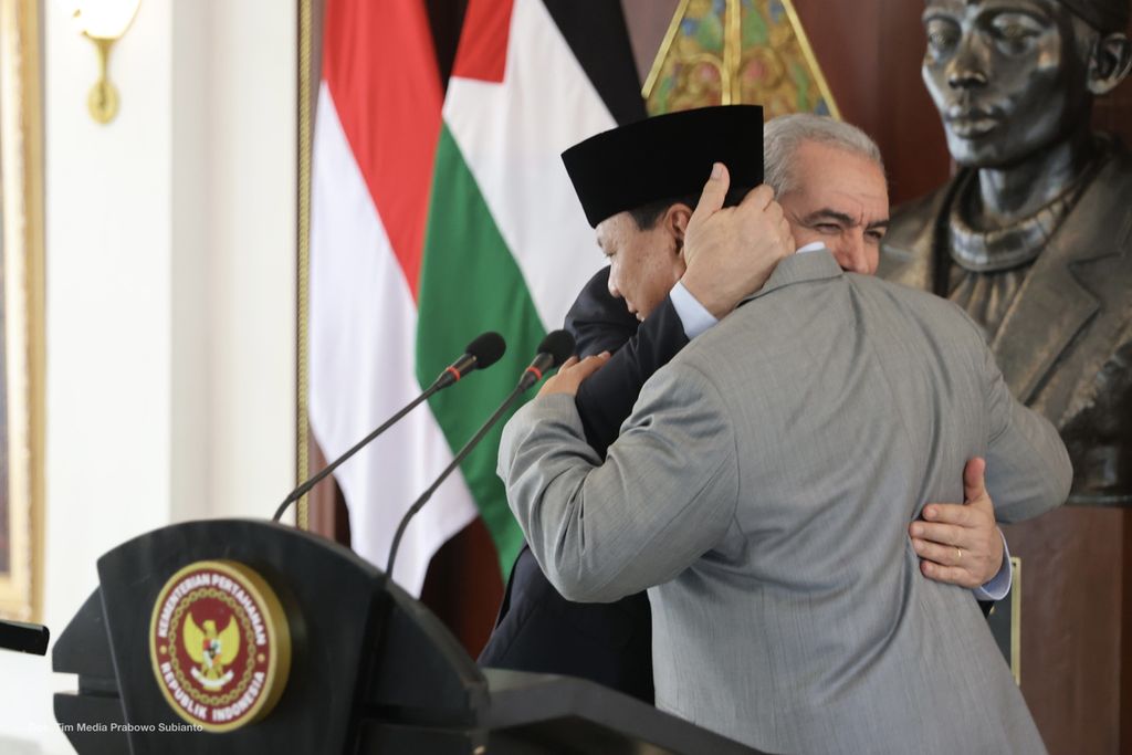 Menteri Pertahanan Prabowo Subianto mengatakan pada Perdana Menteri Palestina Mohammad Shtayyeh  tentang dukungan nyata bagi perdamaian dan masa depan Palestina berupa beasiswa bagi anak-anak muda, Rabu (26/10/2022). Sesaat keharuan menyelimuti keduanya.