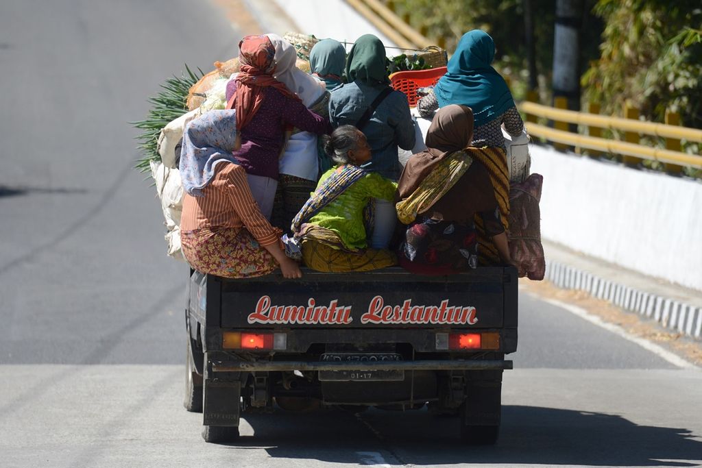 Pedagang sayur yang sebagian merupakan perempuan lansia menaiki mobil bak terbuka di Kecamatan Selo, Boyolali, Jawa Tengah, Senin (19/8/2019). Kaum lansia di pedesaan masih kerap mengerjakan berbagai pekerjaan fisik yang berat demi membantu perekonomian keluarga.