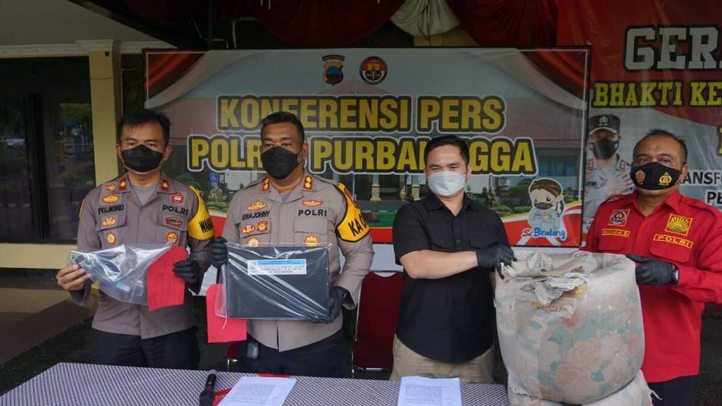Jajaran Kepolisian Resor Purbalingga memberikan keterangan pers terkait pencabulan oleh guru SMP Negeri di Purbalingga, Jawa Tengah, Rabu (9/3/2022).