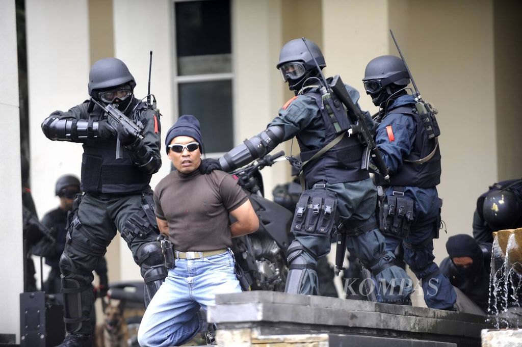 Anggota Satuan-81 Kopassus mengamankan teroris yang menguasai Hotel Borobudur dalam Latihan Gabungan TNI-Polri dalam Penanggulangan Teroris, di Jakarta
