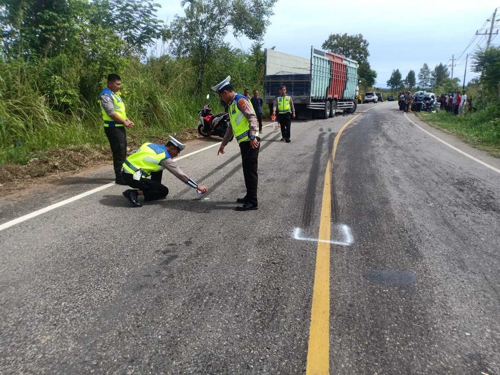 Polisi mengolah tempat kejadian perkara kecelakaan di jalan nasional Kilometer 38, tepatnya di Desa Negeri Antara, Kecamatan Pintu Rime Gayo, Kabupaten Bener Meriah, Aceh, Selasa (15/8/2023).