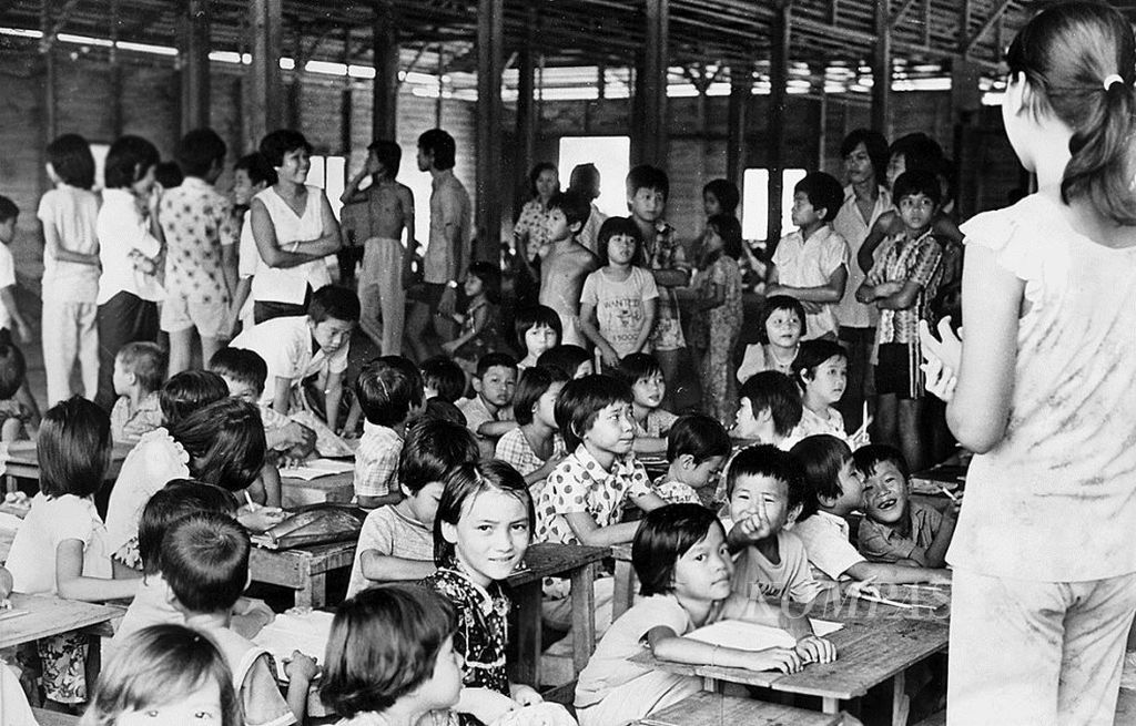 Anak-anak pengungsi dari Vietnam di Pulau Galang sedang belajar bahasa Inggris untuk persiapan menghadapi masa depan mereka nantinya, Jumat (11/5/1979). 
