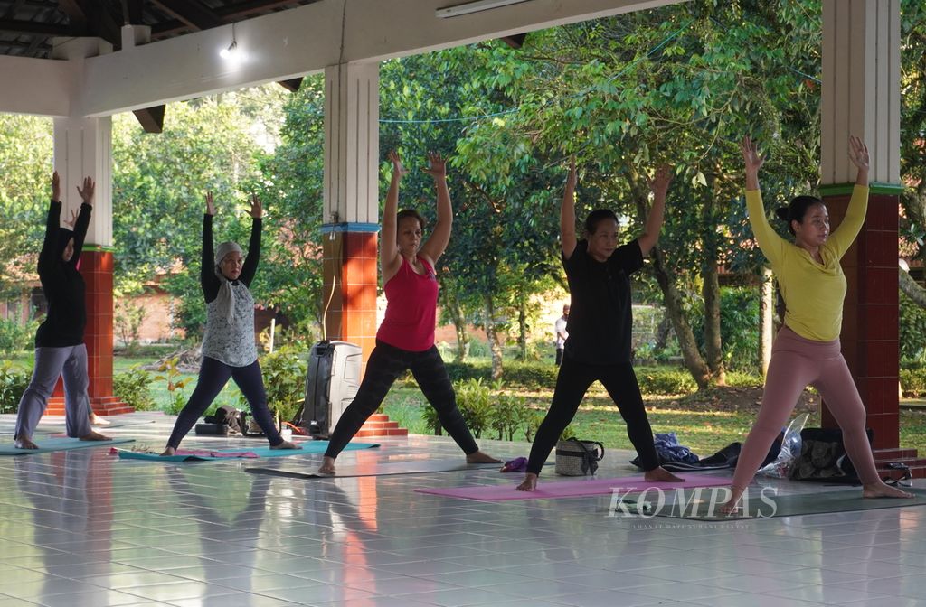 <i>Yoga charity </i>atau yoga sambil beramal di pendopo SOS Children's Village, Kecamatan Banyumanik, Kota Semarang, Jawa Tengah, Sabtu (9/4/2022). Dalam kegiatan tersebut, peserta bersaksi mendapatkan manfaat ganda, yakni kebugaran tubuh dan pahala.