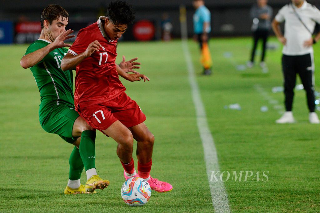 Pemain Timnas U-23, Rafael William Struick, berusaha melewati pemain Turkmenistan, Umarov Salim, pada babak Kualifikasi Piala Asia U-23 2024 di Stadion Manahan, Kota Surakarta, Selasa (12/9/2023). Kemenangan Indonesia dengan skor 2-0 atas Turkmenistan mengantarkan timnas ke Piala Asia U-23 2024 di Qatar. 
