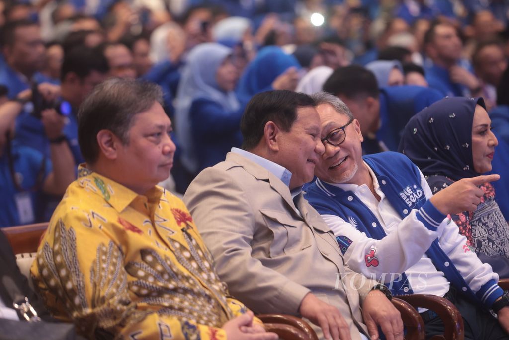 Ketua Umum Partai Amanat Nasional (PAN) Zulkifli Hasan (kanan) bersama bakal calon presiden yang juga Ketua Umum Partai Gerindra Prabowo Subianto (tengah), dan Ketua Umum Partai Golkar Airlangga Hartarto menghadiri perayaan Hari Ulang Tahun ke-25 PAN di Jakarta, Senin (28/8/2023). 