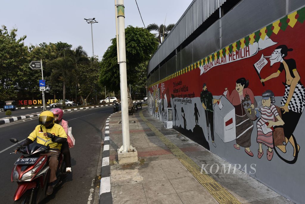 Mural bertema pemilu dengan pesan untuk menjaga pemilu damai menghiasi jalur pedestrian di kawasan Kebon Jeruk, Jakarta Barat, Senin (2/10/2023). 