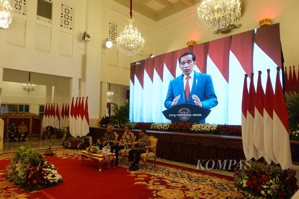 Presiden Joko Widodo didampingi Menteri Pekerjaan Umum dan Perumahan Rakyat Basuki Hadimuljono (kiri) dan Sekretaris Kabinet Pramono Anung pada acara Silaturahmi Presiden Republik Indonesia dengan Para Penggiat Infrastruktur dalam Rangka Hari Bakti Pekerjaan Umum Ke-78 yang digelar di Istana Negara, Jakarta, Senin (4/12/2023).