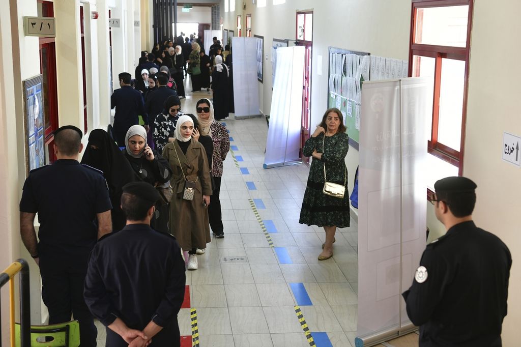 Warga perempuan Kuwait mengantre untuk menggunakan hak suara mereka pada pemilu legislatif di sekolah Bayan di Distrik Bayan, Kuwait, Kamis (4/4/2024). 