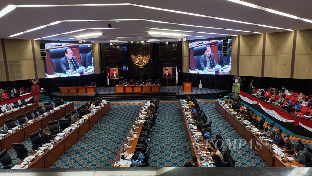 Ketua Komisi B DPRD DKI Jakarta Ismail membacakan hasil pembahasan Komisi B atas KUA-PPAS DKI Jakarta 2023 pada rapat Badan Anggaran DPRD DKI Jakarta, Kamis (24/11/2022).