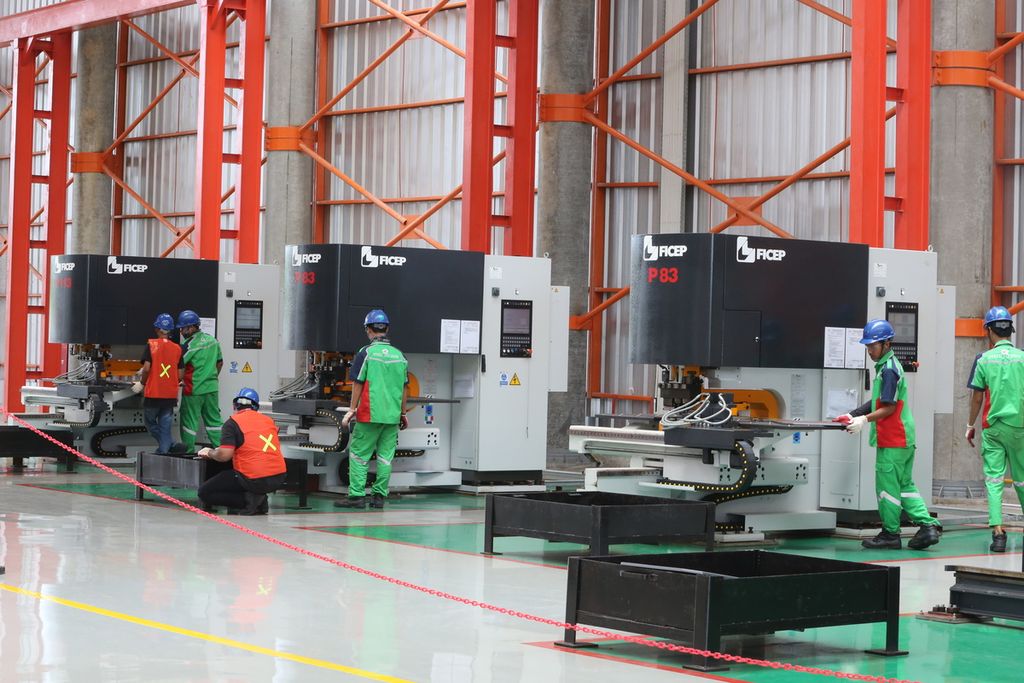 Kegiatan di pabrik PT Waskita Karya Infrastruktur memproduksi beragam produk fabrikasi baja dengan mesin-mesin <i>computer numerical control</i> (CNC) dan sejumlah alat fabrikasi lain buatan Eropa di kawasan Industri Modern Cikande, Serang, Banten, Kamis (5/3/2020). 