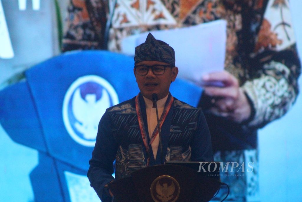 Ketua Asosiasi Pemerintah Kota Seluruh Indonesia (Apeksi) periode 2021-2023 Bima Arya Sugiarto memberikan kata sambutan dalam acara Musyawarah Nasional Luar Biasa (Munaslub) di Kota Bogor, Jawa Barat, Jumat (15/12/2023).