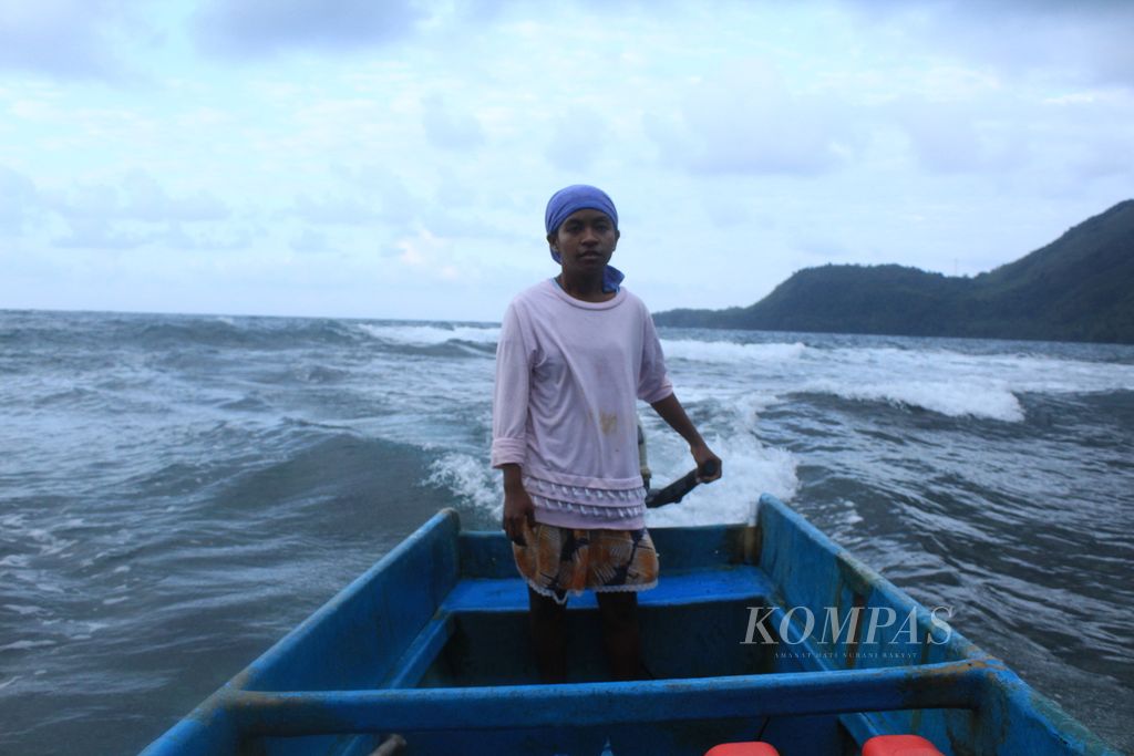 Mentari Tuhumury (22), perempuan nelayan, dalam perjalanan menuju tengah laut, di Desa Urimessing, Kecamatan Nusaniwe, Kota Ambon, Maluku, Minggu (3/9/2023).