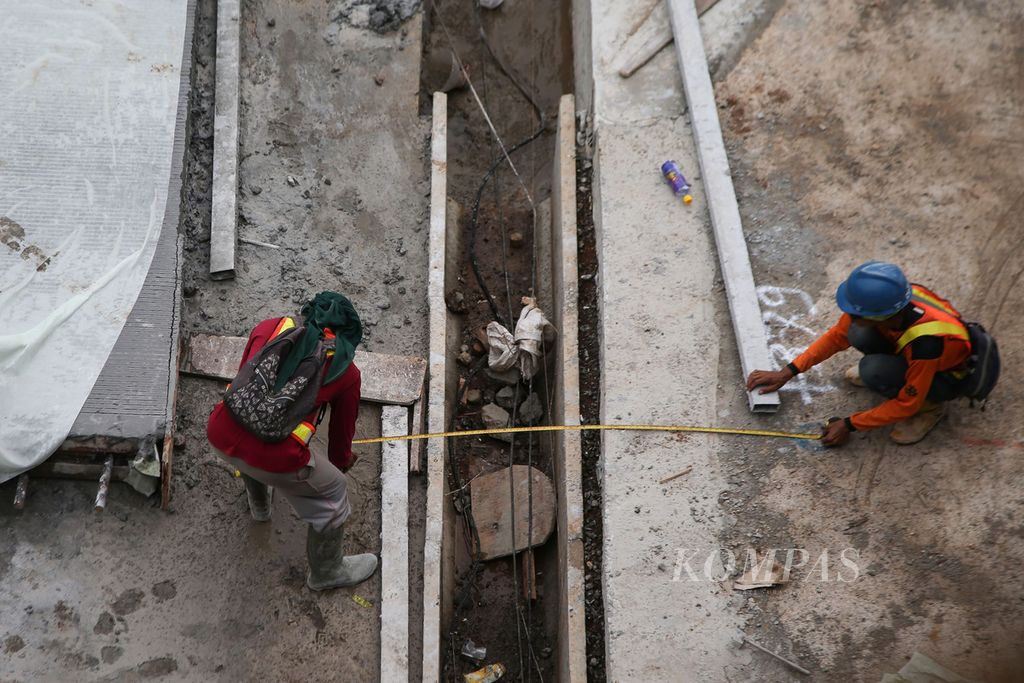 Pekerja informal menyelesaikan proyek konstruksi tol baru di kawasan Cilenggang, Tangerang Selatan, Banten, Sabtu (16/4/2022). 