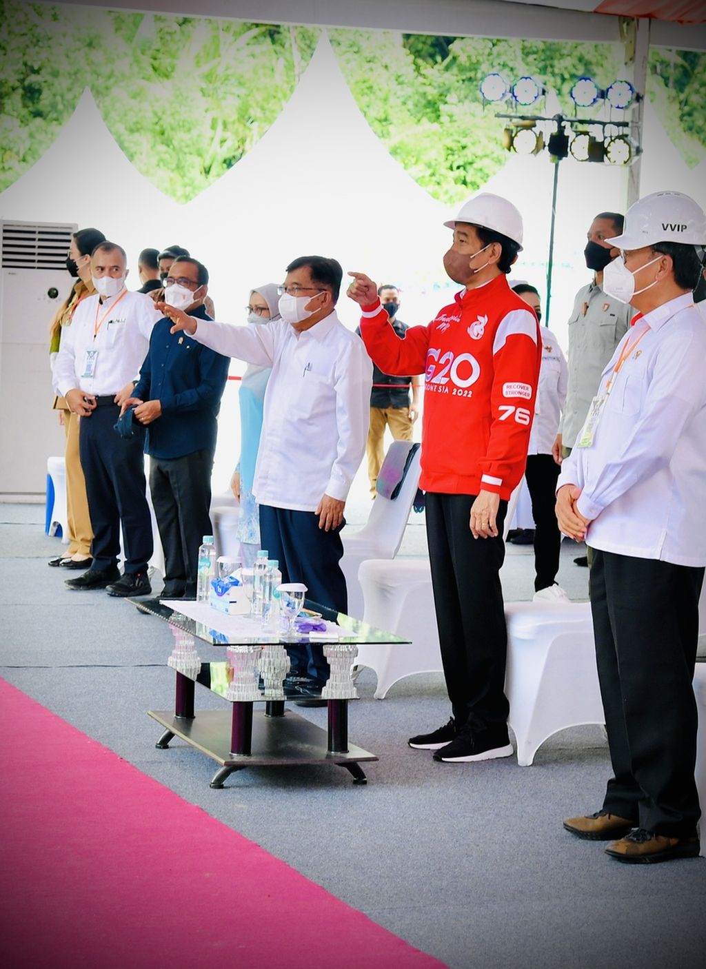 Presiden Joko Widodo didampingi Wakil Presiden ke-10 dan ke-12 RI yang sekaligus Founder Kalla Group, Jusuf Kalla, ketika meresmikan pembangkit listrik tenaga air PT Poso Energy di Poso, Sulawesi Tengah, Jumat (25/2/2022).