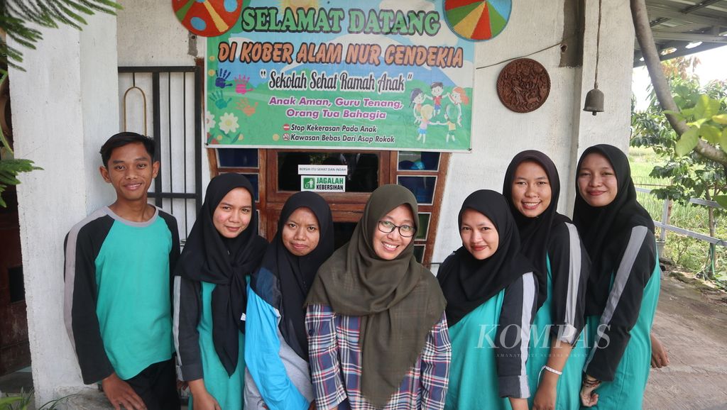 Lismah Rahmawati (center), taking a photo with the teacher at the Kober Alam Nur Cendekia school, Cirebon Regency, West Java, Wednesday (29/3/2023).