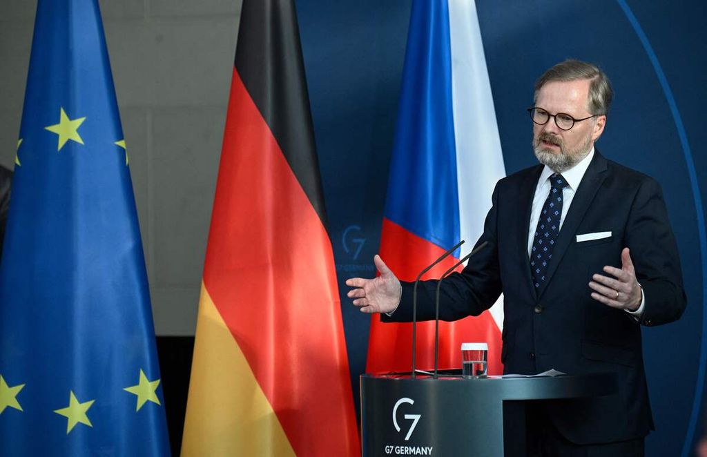Perdana Menteri Ceko Petr Fiala menyampaikan konferensi pers bersama Kanselir Jerman Olaf Scholz (tidak terlihat) di kantor Kekanseliran, Berlin, Jerman, 5 Mei 2022. Ceko akan memulai tugas keketuaan Uni Eropa (UE) pada Juli mendatang.