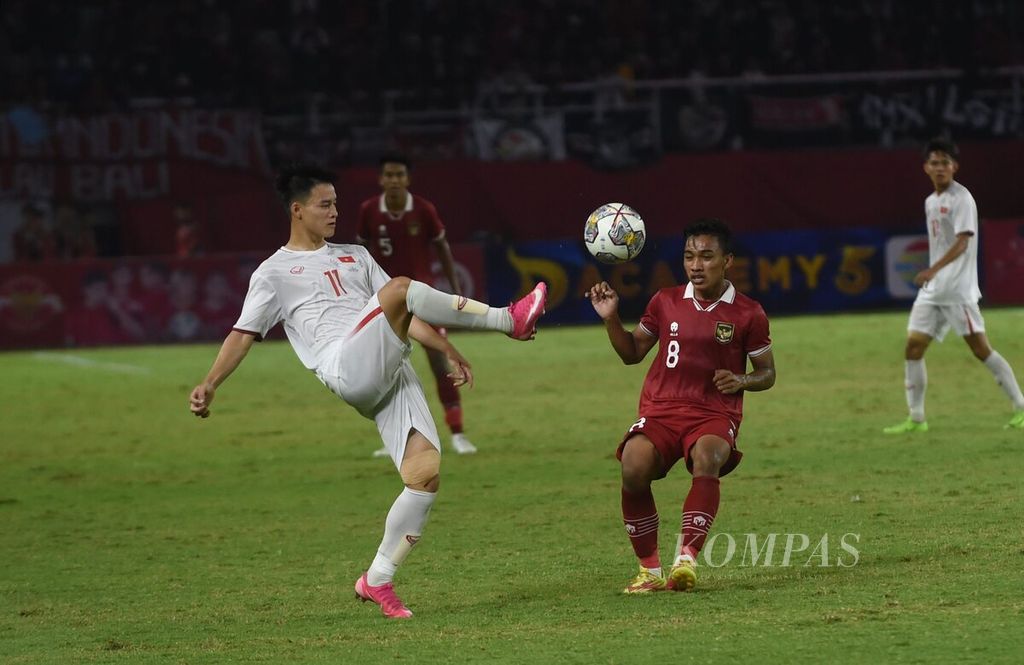 Indonesian U-19 player Arkhan Fikri (right) faces Vietnam's Nguyen Than Nhan in the U-20 Asian Cup Qualification Match at Gelora Bung Tomo Stadium, Surabaya City, East Java, on Sunday (18/9/2022).
