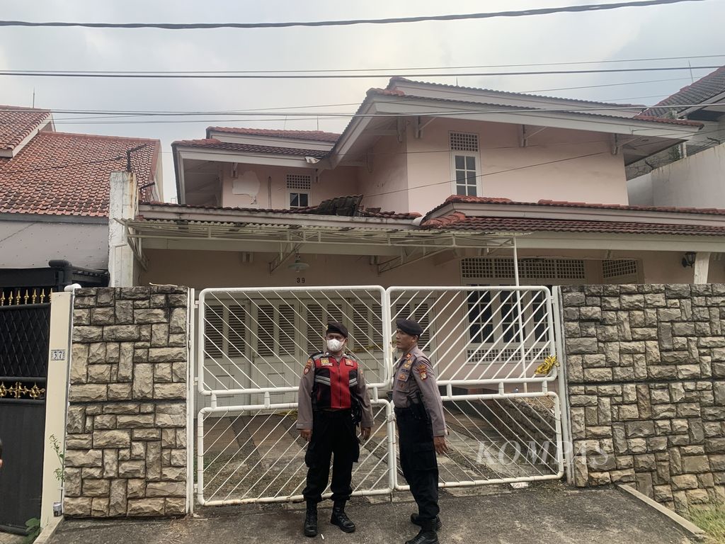 Kondisi rumah di Jalan Pesanggrahan VIII, Perumahan Bukit Cinere Indah, Depok, Jawa Barat, saat olah tempat kejadian perkara, Sabtu (9/9/2023). Di rumah itu ditemukan dua mayat ibu dan anak, Kamis (7/9/2023).